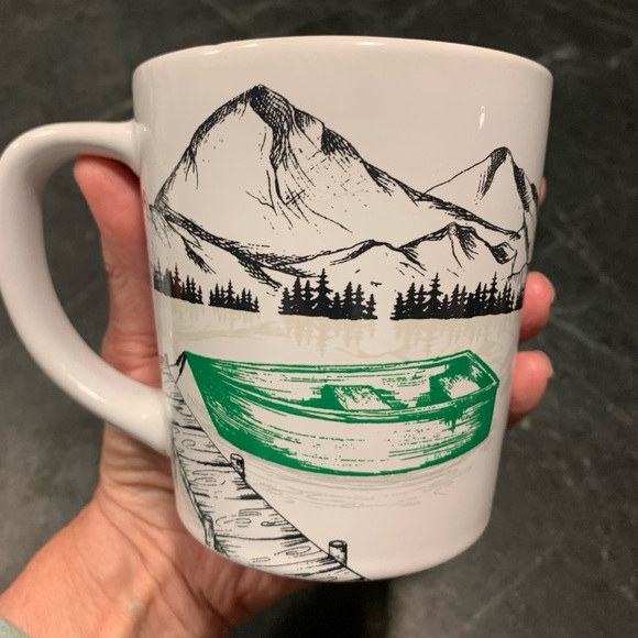 TIM HORTONS| 2018 Set of three themed mugs. - Picture 7 of 10